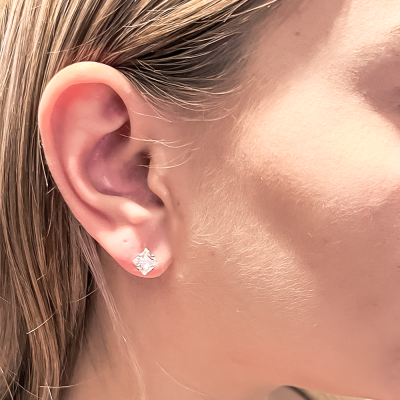 Καρφωτά σκουλαρίκια με τετράγωνη λευκή πέτρα 5 mm